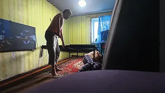 Kamera arkası, kesilmemiş. Yeni bir seks yatağı inşa ediyoruz