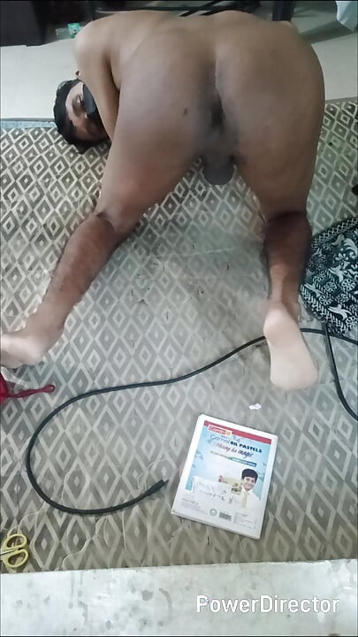 Priya en primer plano me mira a un chico indio caliente acariciando su polla gruesa hasta que se corre duro