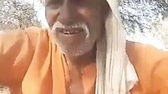 Необрезанный индийский старый мужик
