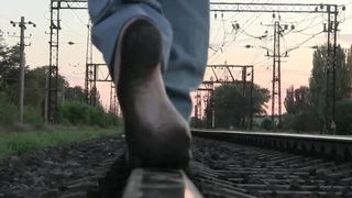 Spoorweg op blote voeten