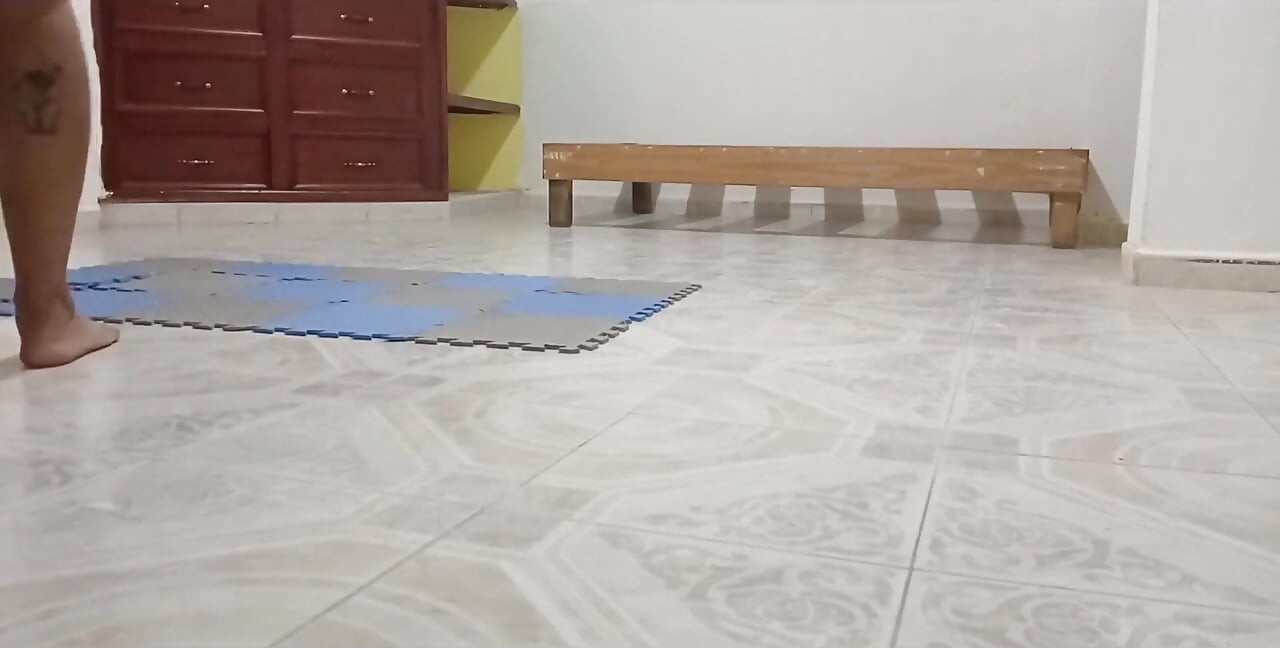 Une voisine pulpeuse nettoie son nouvel appartement