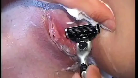 Heiße sexy amateur-brünette nimmt einen großen schwanz!