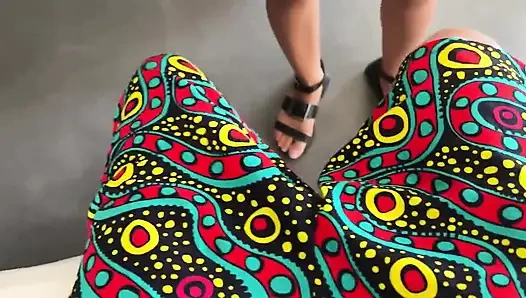 Seorang guru melihat muridnya memilih mentimun di toko, tapi dia baru sadar kalau kakinya dilumasi dan ditawarin untuk bantuin.