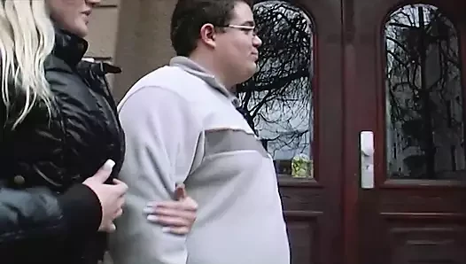 Blonde slut goes on tinder date to get laid!