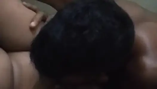 Gadis imut lokal desi menyukai memek merah muda