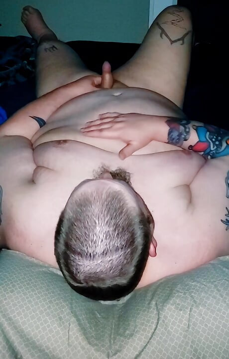 Superchub jugando con su pequeña polla sin cortar, con corrida