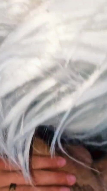 高速道路で見知らぬ男が近づいてきて、車の中で私を犯し、肛門に精液をしました | クリップ 1