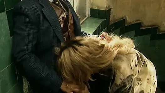 Bir sarışın ve bir esmerle klasik üçlü