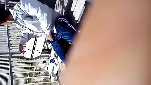 Migrante argelino agarrando su bulto