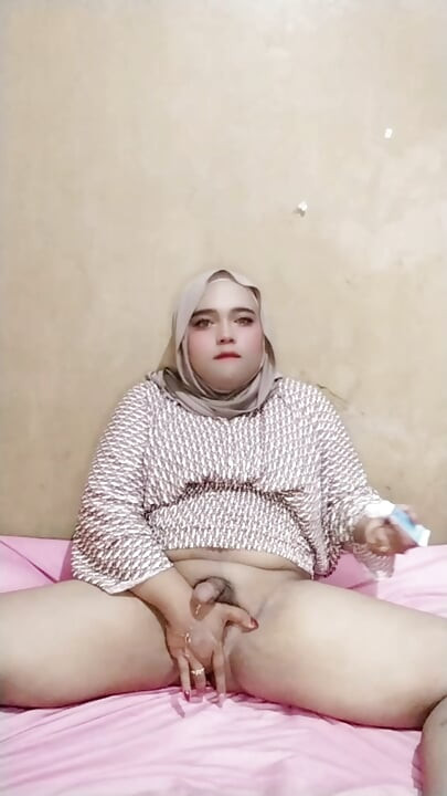 Ivvy transvesthemd hijab fühlt sich nach einem monat geil. Dann kommt sie