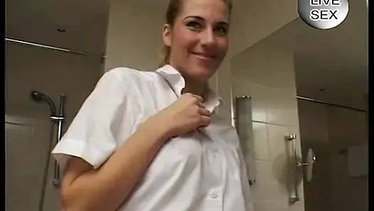 Vollbusige schönheit spielt mit ihrer nassen fotze im badezimmer