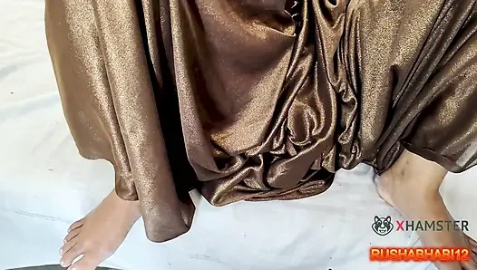 Hintli coupl eShares üvey anne ile yatak yaparken üvey kız kardeşi yatağın altına saklanıyor inHindi Audio