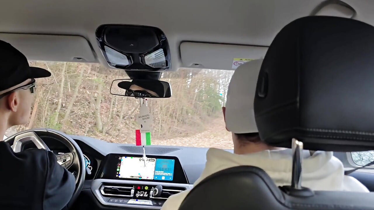 Sexe en plein air dans les bois avec ma salope gay - il m’a sucé avant de prendre ma bite sans capote