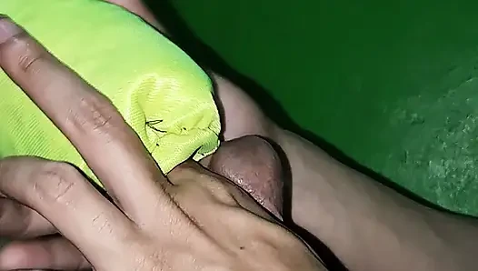 Bir dildo'yu deliğe sığdırmaya çalışmak büyük penise uymuyor.