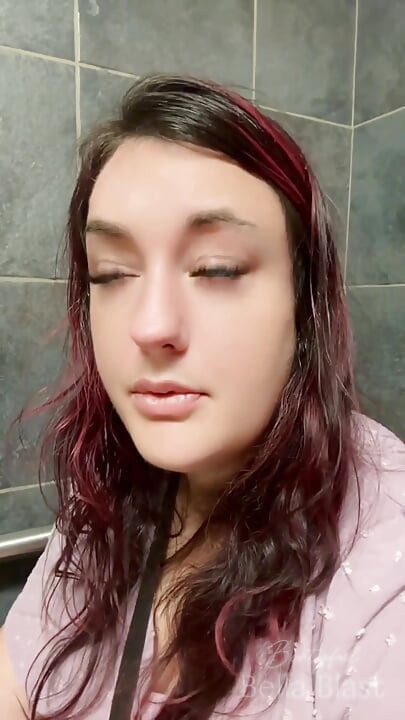 BBW szemkontaktus WC-fingok és rönkflopok Intim POV Bella Blasttal
