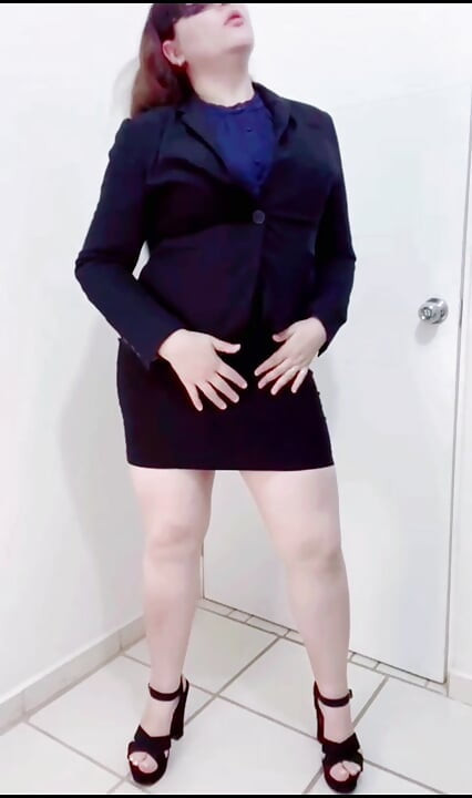 SECRETARĂ MATURĂ SEXY MEXICANĂ CU CURUL MARE ÎȘI SCOATE TOATE HAINELE ÎN BIROU ȘI ÎȘI DESCHIDE CURUL