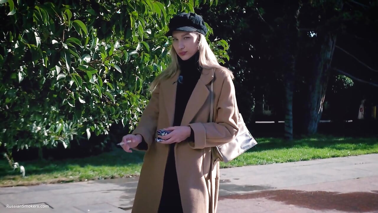 ビーティー・ロシアン・ガール2と屋外喫煙