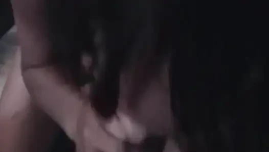Reife brünette MILF nimmt dicken schwanz tief und tropft