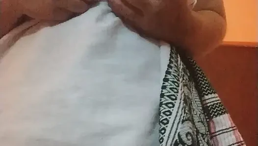 Gadis india dengan besar dan pijatan sensual di tengah malam
