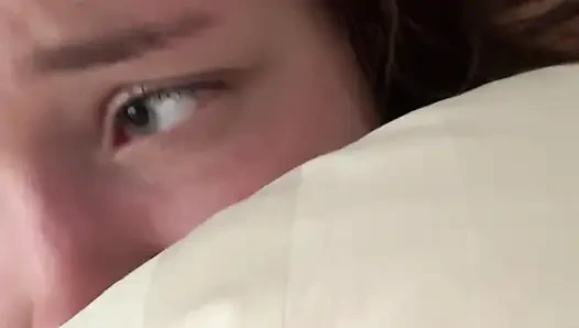 Aku merekam video seks kami di depan kamera selfie