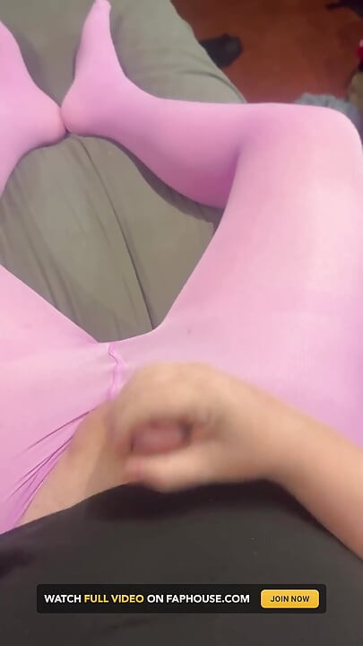 Pembe külotlu çoraplı trans kız lauren