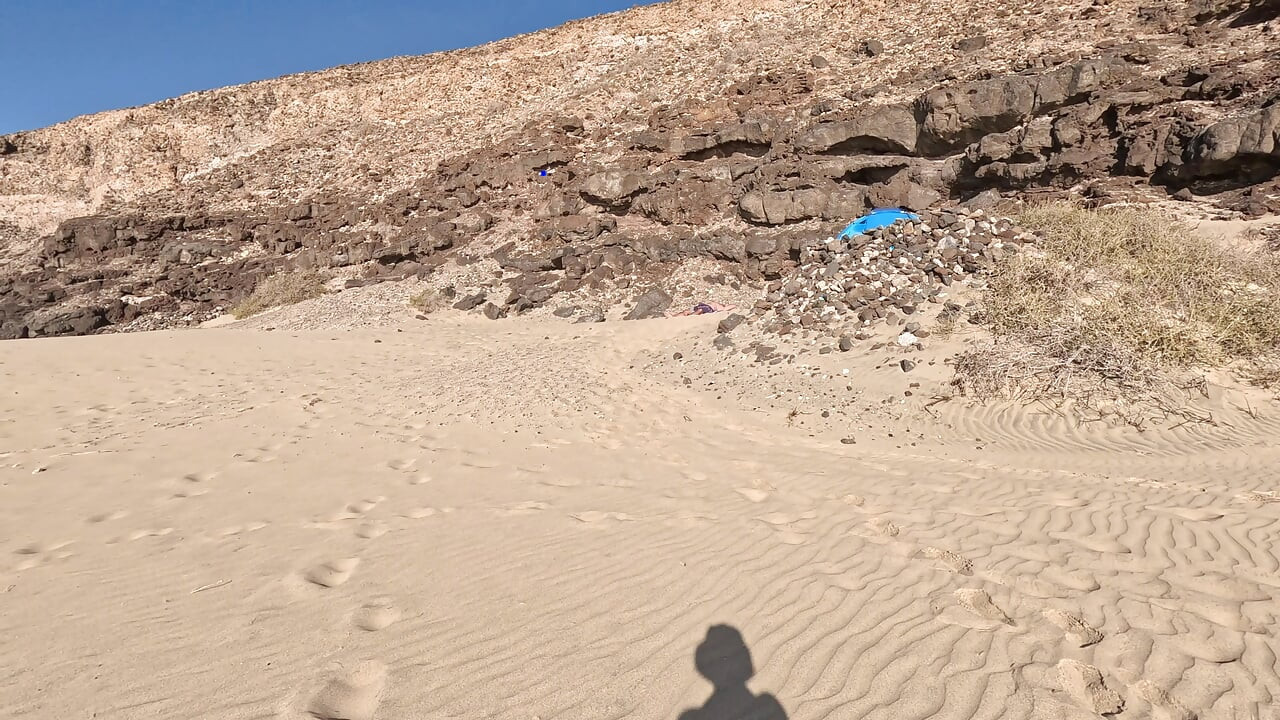 Towel secret - eu o ajudei a gozar debaixo da toalha da praia