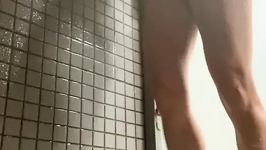 Harika vücutlu sevimli kız spor salonundan sonra duş alıyor