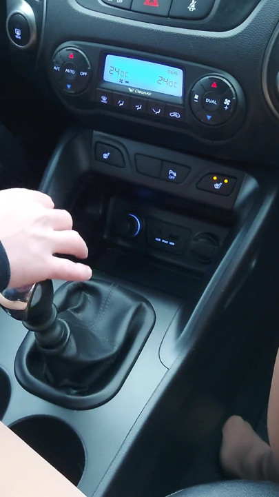 Madrasta elegante brinca com seu enteado no carro em público | Clipe 1