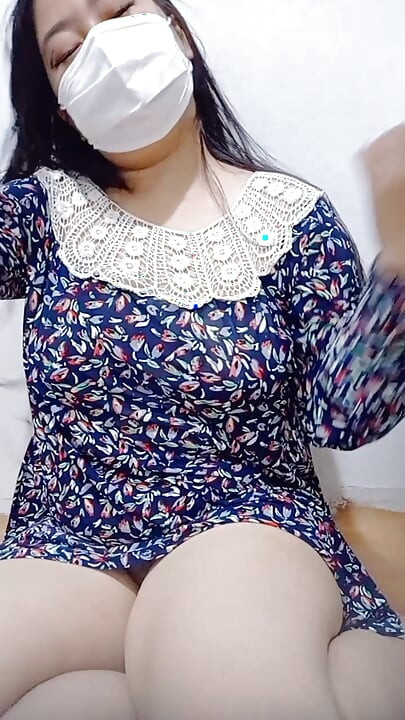年轻女孩与假阳具斗争