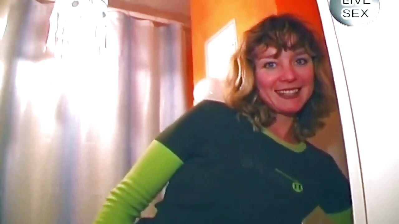 Blondynka ślizga gruby szklany dildo głęboko w środku