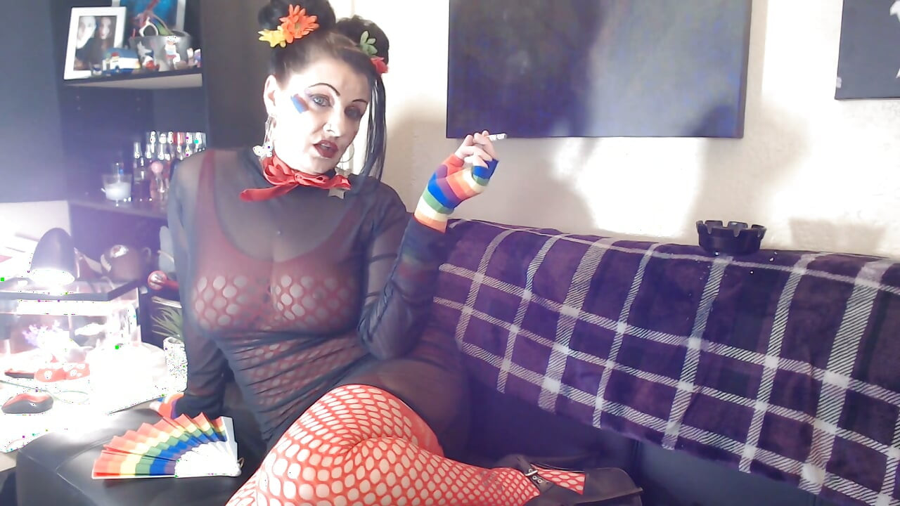 Dramatic smoking lesbian Milf
