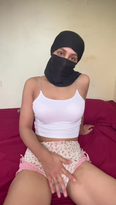 ヒジャブふしだらな女が、びしょ濡れのアラブ人マンコを足が震えるまでこすり、大声で叫ぶ