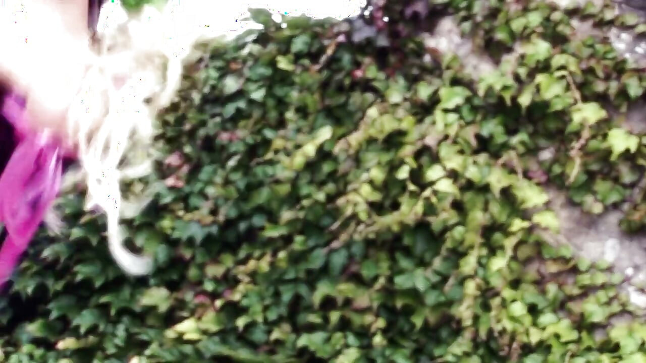 Zinde sürtük açık havada yarağına binmesi için düzgün vücutlu bir peri alıyor