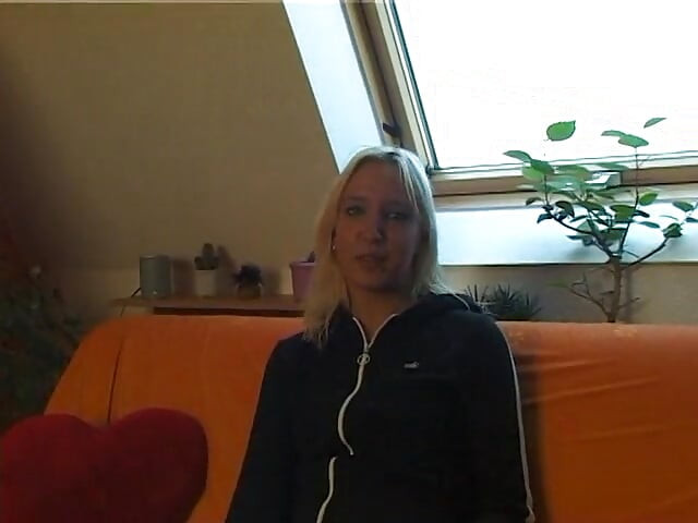 Tiener blondine stript en toont haar lichaam