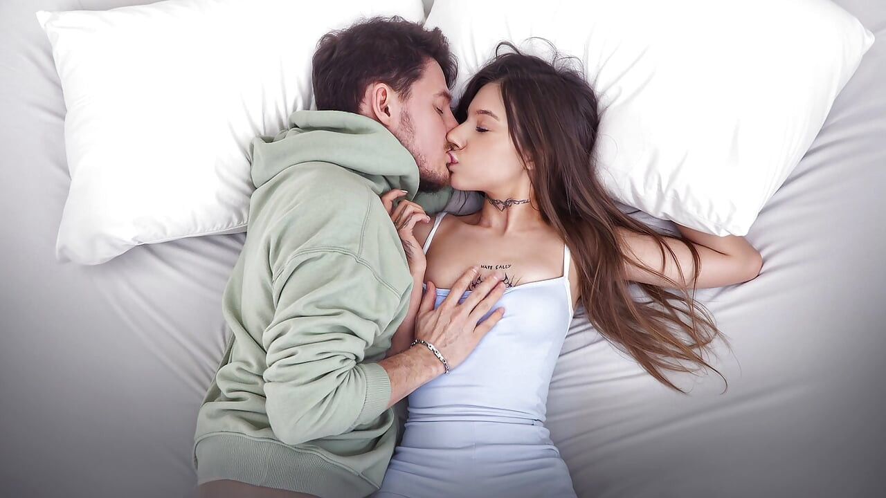 露娜·埃文斯用性感的草率口交喚醒他