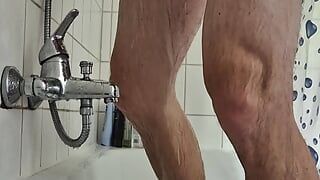 Sega il cazzo duro davanti alla doccia