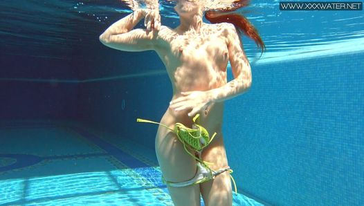 Милфа-крошка Nicole Pearl трясет задницей под водой