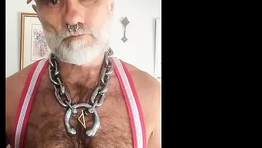 Üvey baba garını aydınlatıyor