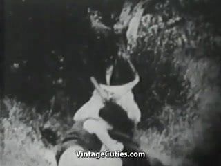 Meisjes proberen elkaar te neuken op de buitenkant van een pik (vintage)
