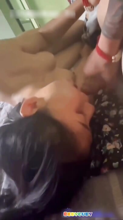 La hermanastra seduce con un cuerpo sexy y quiere hacerlo en la cama
