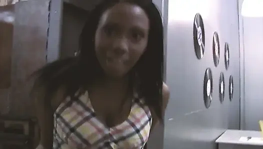 MILfs entfesselte szene 2_gorgeous schlankes schwarzes vollbusige MILf bekommt sperma oben drauf