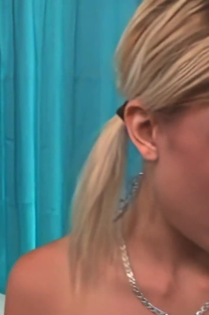 Došao je da je jebe crni pastuv koji je napunio spermom