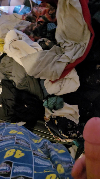 女性用靴下の引き出しでオナニーする