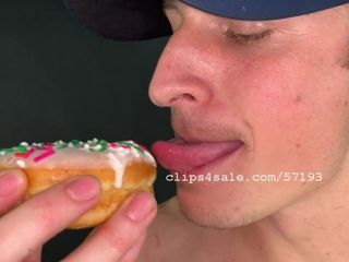 Logan äter en munkdel8 video1