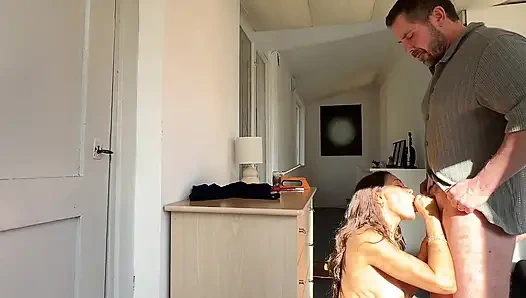 Ateşli orta yaşlı seksi kadın tamircisi tarafından kandırılıyor ve sonunda sert sikiliyor