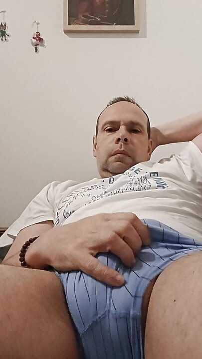 تريد الاسترخاء ، والعمل باليد أمام الإباحية على Xhamster.Com