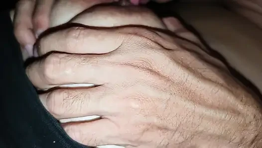 Пальцы сводного брата исследуют гигантские сиськи и мокрую киску сводной сестры