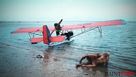 Caylian Curtis fickt einen Piloten an einem abgelegenen Inselstrand