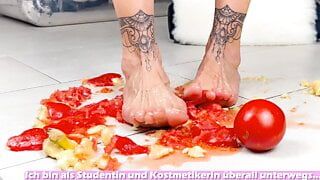 I piedi di cibo tedesco scricchiolano porno fetish con una studentessa adolescente sexy