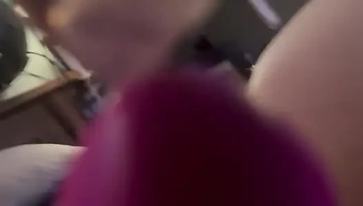 Azgın genç orta yaşlı seksi kadın öğle yemeğinde araba tamircisi tarafından sert sikiliyor